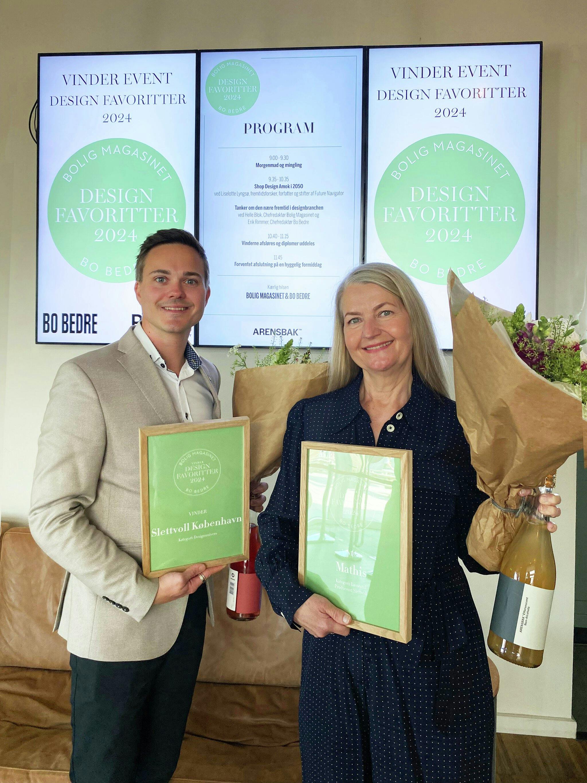 Butikksjef Birgitte Wahlers og Martin Cederlund som arbeider i Slettvoll-butikken i København tok imot prisene på vegne av Slettvoll.